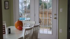 Подбор шторы для кухни с балконной дверью