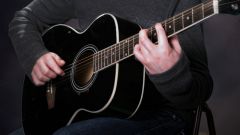 Как научиться играть на гитаре песни