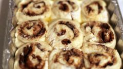 Cinnamon rolls from flaky pastry