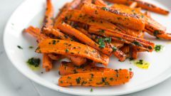 Жареная морковь с петрушкой в масле