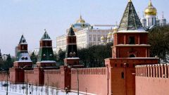 Когда и кем были построены нынешние стены московского Кремля