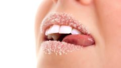Как избавиться от шелушения губ зимой