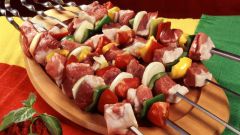 Skewers of pork marinated with mayonnaise with lemon juice