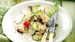 Как сделать салат с дайконом, грибами и кунжутом 