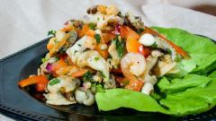 Как приготовить салат с морским коктейлем и овощами