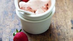 How easy it is to make delicious strawberry ice cream at home
