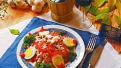 Салат из красного перца, зеленого горошка и риса
