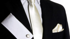 С какой рубашкой носить белый галстук