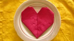 Как сделать сердце из салфеток на праздничный стол
