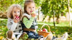 Как научить ребенка есть взрослую еду