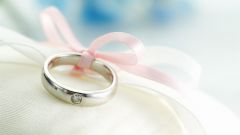 What to give for first wedding anniversary