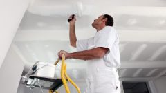 Надо ли грунтовать потолок перед покраской