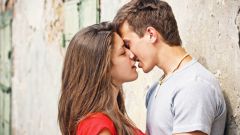 Как научить подростка целоваться