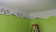 Как покрасить потолок в спальне