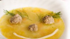 Rice soup with meatballs
