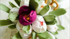Как сделать цветы из конфет и гофрированной бумаги