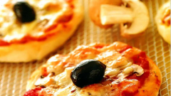 Мини-пиццы с грибами и оливками
