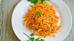 Recipes of salads, carrots with garlic 