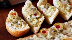 Как приготовить чесночный хлеб с оливками