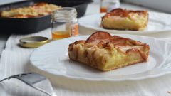 Как приготовить яблочно-медовый бисквитный пирог