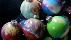 Как сделать новогодние шарики, разукрашенные изнутри