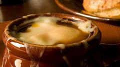 Луковый суп, запеченный под сырной корочкой