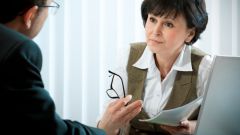 What distinguishes a psychiatrist from a therapist