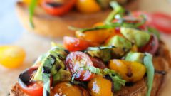 Как приготовить брускетту с авокадо, томатами и бальзамическим уксусом