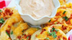 Как приготовить картофельные чипсы с беконом и сыром