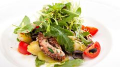 Теплый салат с пряным соусом и щупальцами кальмара