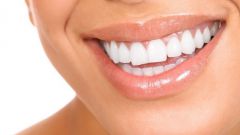 Как можно отбелить зубы перекисью водорода
