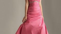 Длинное розовое платье