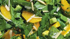 Шпинатный салат с апельсином и репой
