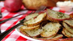 Как запечь ароматную и хрустящую картошку