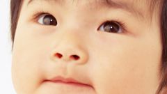 До какого возраста у новорожденных меняется цвет глаз