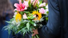 Как правильно дарить цветы на праздники