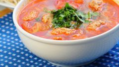 Гороховый суп с фрикадельками и томатами