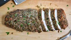 Как запечь свинину с травами и чесноком