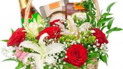 Как украсить подарочную корзинку цветами