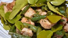Жареная свинина с рыбным соусом и зеленой фасолью