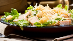 Как приготовить салат из курицы с грибами и сыром