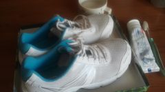 Как ухаживать за обувью: чистим белые кроссовки