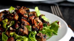 Как приготовить салат из жареных грибов