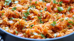 Как приготовить ароматный рис с томатным соусом