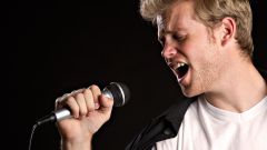How to behave on the stage the singer