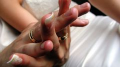 Почему обручальное кольцо надевают на безымянный палец