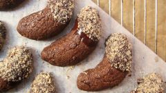 Как приготовить шоколадное печенье в форме полумесяцев
