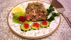 Праздничный кальмаровый рулет с  семговым соусом
