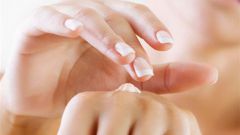 Как предотвратить появление трещин на коже рук?
