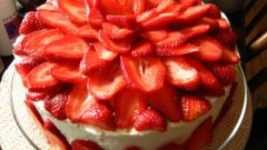 Как приготовить клубничный торт из свежих ягод